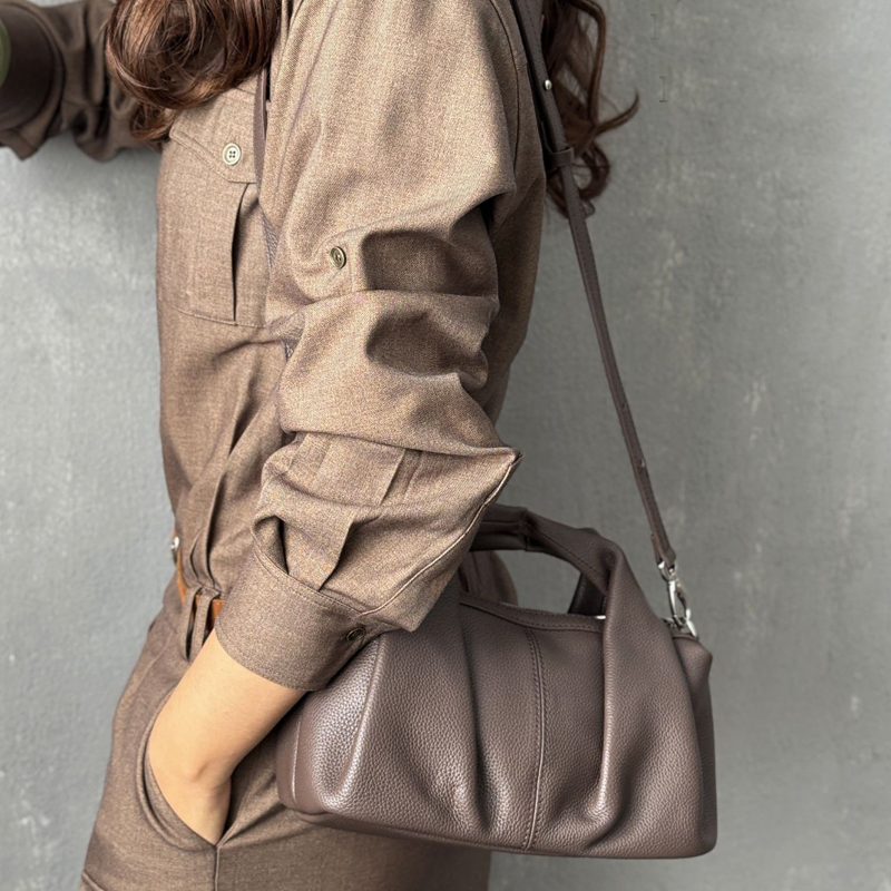 Custom Initials Leather Pillow - Luxury Bags Japan のレビューと価格